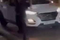 Clip nam thanh niên lái ô tô lao thẳng vào CSGT ở Thái Nguyên