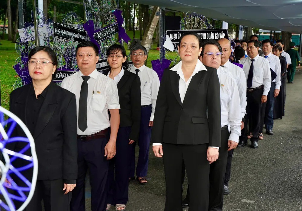 Chùm ảnh: Dòng người liên tục đến viếng nguyên Chủ tịch nước Trần Đức Lương tại TP.HCM - 5