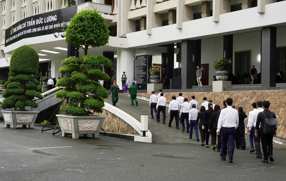 Chùm ảnh: Dòng người liên tục đến viếng nguyên Chủ tịch nước Trần Đức Lương tại TP.HCM - 6