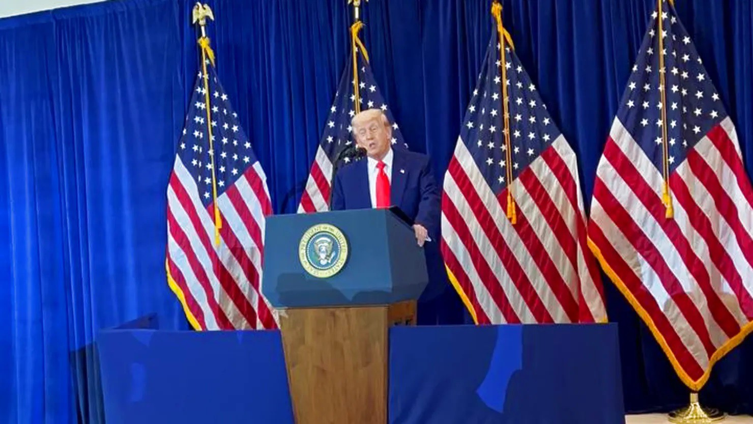 Tổng thống Donald Trump phát biểu tại bữa tối dành cho những người chiến thắng cuộc thi sáng tác tiền xu meme tại Câu lạc bộ Golf Quốc gia Trump ở Potomac Falls, Virginia, ngày 22/5/2025.