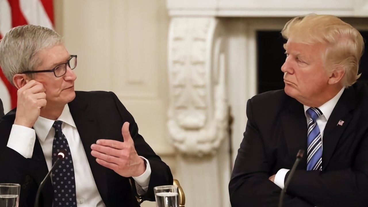 CEO Apple - Tim Cook (trái) và Tổng thống Mỹ - Donald Trump (phải).