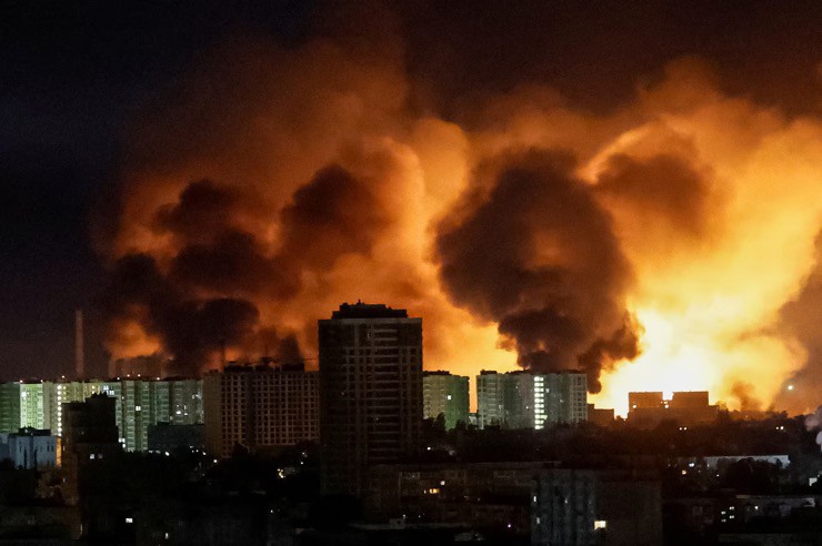 Một vụ nổ soi sáng bầu trời thủ đô Kiev của Ukraine vào rạng sáng ngày 24/5/2025. Ảnh: Reuters.
