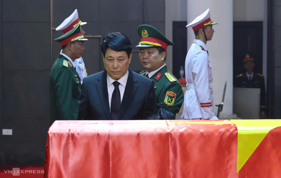 Chủ tịch nước Lương Cường viếng nguyên Chủ tịch nước Trần Đức Lương. Ảnh: Giang Huy