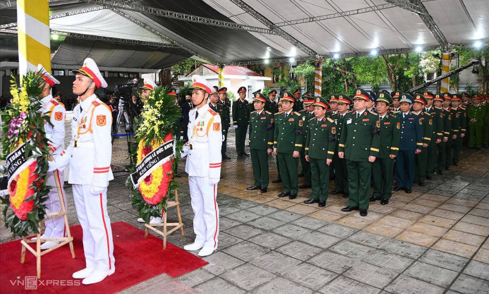 Đoàn Bộ Quốc phòng do Bộ trưởng Phan Văn Giang dẫn đầu vào viếng. Ảnh: Giang Huy