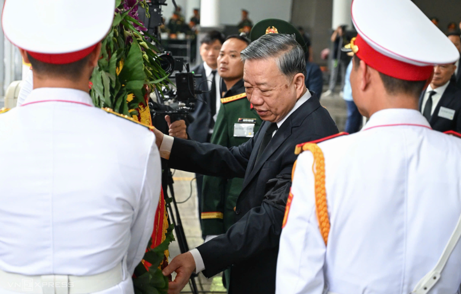 Tổng Bí thư Tô Lâm tại lễ viếng nguyên Chủ tịch nước Trần Đức Lương. Ảnh: Giang Huy