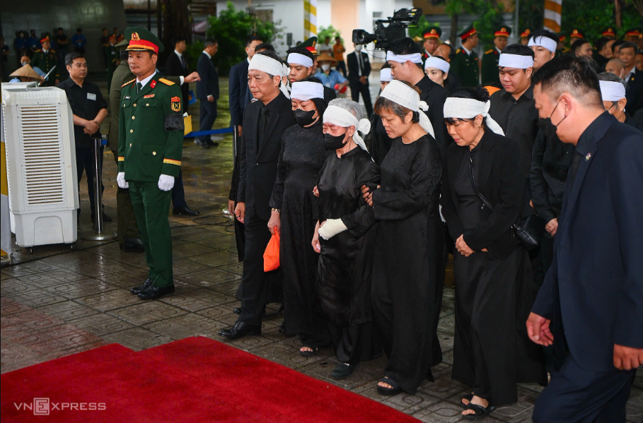 Phu nhân nguyên Chủ tịch nước Trần Đức Lương và con cháu. Ảnh: Giang Huy