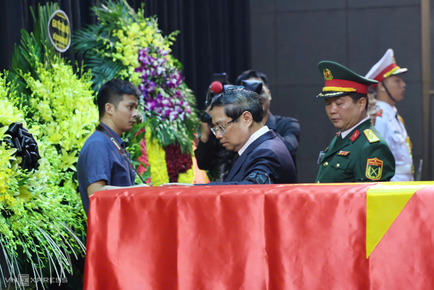 Thủ tướng Phạm Minh Chính viếng nguyên Chủ tịch nước Trần Đức Lương. Ảnh: Giang Huy