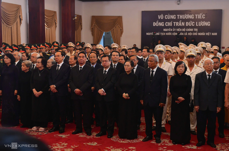 Bí thư Thành ủy Nguyễn Văn Nên dẫn đầu đoàn viếng ở TP HCM. Ảnh: Thanh Tùng