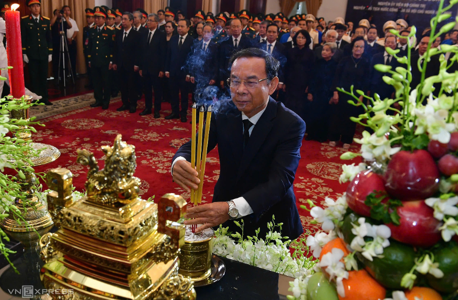 Ông Nguyễn Văn Nên thắp hương tưởng nhớ nguyên Chủ tịch nước Trần Đức Lương. Ảnh: Thanh Tùng