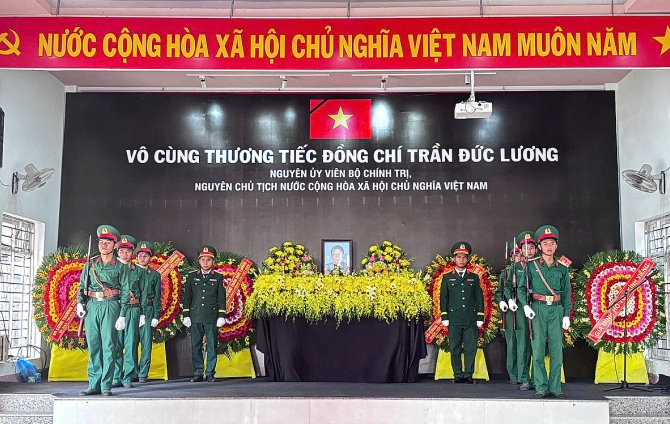 Lễ viếng nguyên chủ tịch nước Trần Đức Lương ở quê nhà, thị xã Đức Phổ, tỉnh Quảng Ngãi, sáng 24/5. Ảnh: Nguyễn Yến