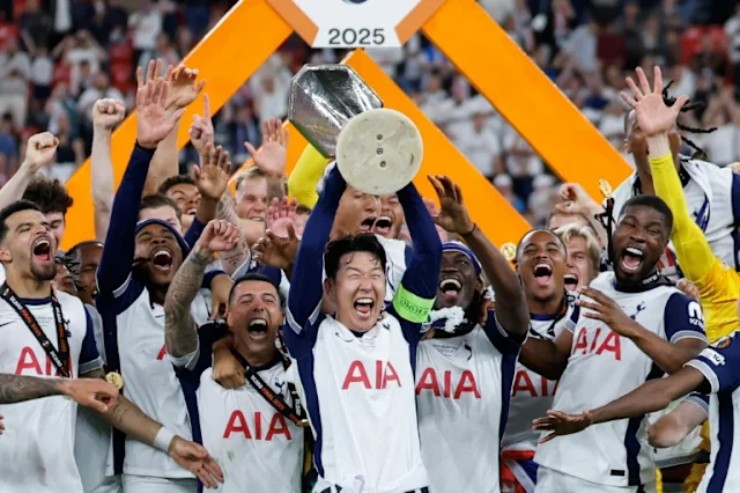 Son Heung Min ăn mừng danh hiệu lớn đầu tiên trong sự nghiệp