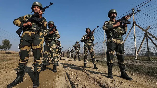 Binh sĩ Ấn Độ tuần tra biên giới (ảnh:&nbsp;Economic Times)