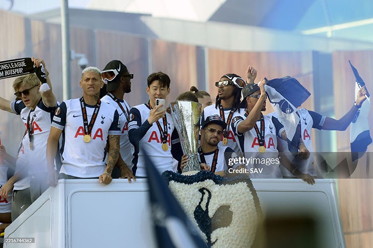 Tottenham rước cúp Europa League khắp London, Son Heung Min & đồng đội tự hào - 2