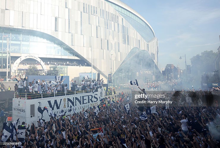 Tottenham rước cúp Europa League khắp London, Son Heung Min & đồng đội tự hào - 9