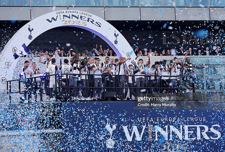 Tottenham rước cúp Europa League khắp London, Son Heung Min & đồng đội tự hào - 10