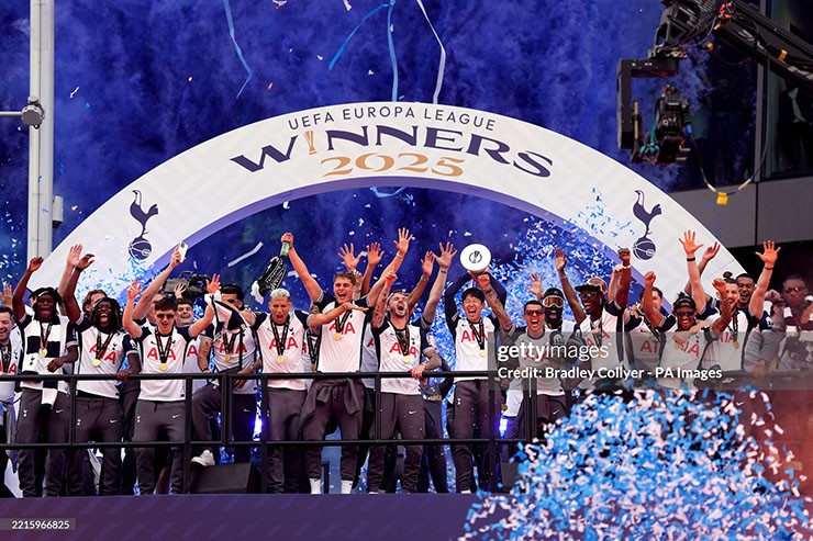 Tottenham rước cúp Europa League khắp London, Son Heung Min & đồng đội tự hào - 14