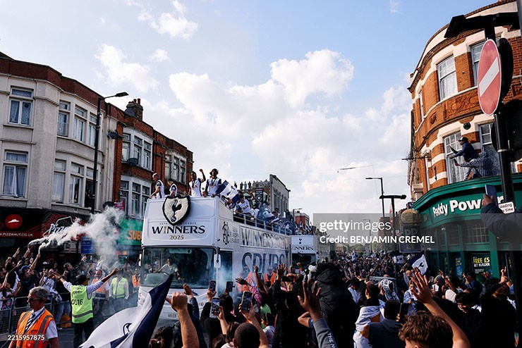 Tottenham rước cúp Europa League khắp London, Son Heung Min & đồng đội tự hào - 15
