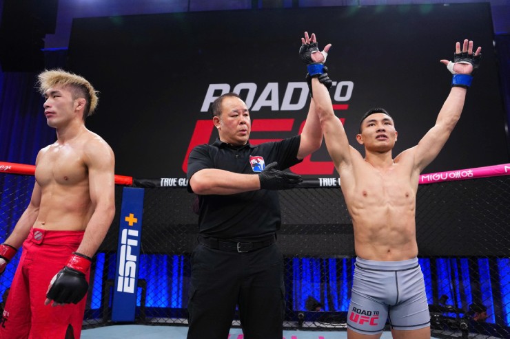 Văn Ý (bên phải) có chiến thắng thuyết phục trước tay đấm Nhật Bản (quần đỏ) ở Thượng Hải