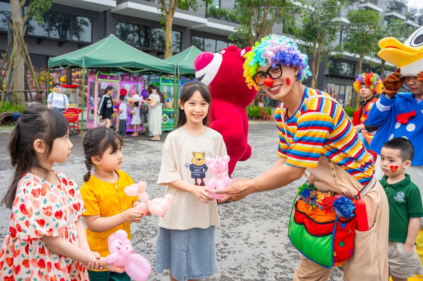 Trẻ tạo hình bóng bay cùng chú hề vui nhộn
