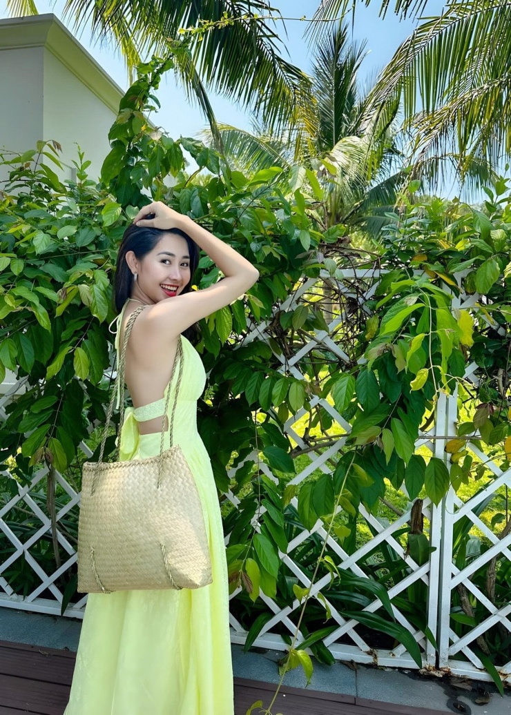 Tường Vi “mê hoặc” người đối diện với phong cách thời trang khoe lưng trần. Ảnh: FB Tường Vi.