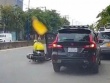 Mở cửa ô tô làm tài xế xe ôm ngã ra đường còn bắt đền 3 triệu đồng