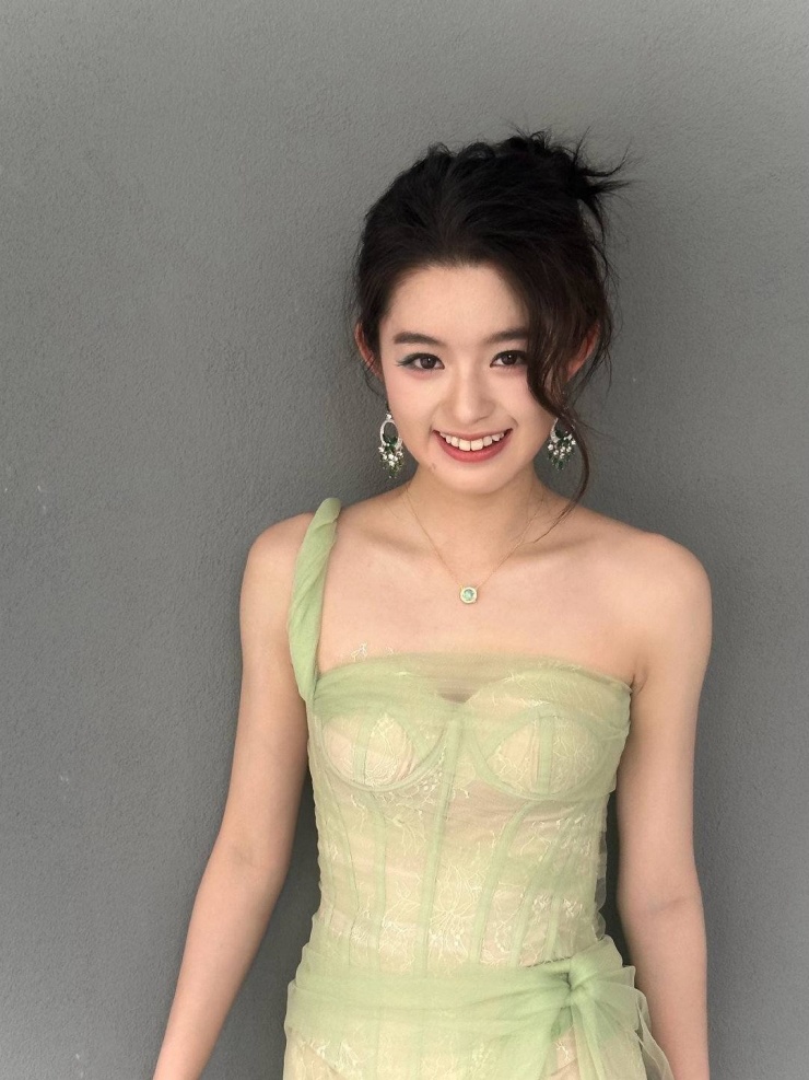 Điền Điềm khoe đôi bông tai và loạt lùm xùm bắt đầu từ đây.