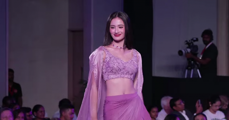 Ý Nhi trong trang phục truyền thống Ấn Độ.