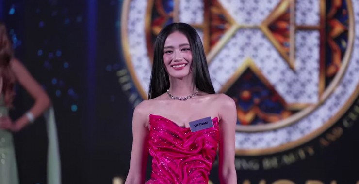 Đại diện Việt Nam trong trang phục của nhà thiết kế Thượng Gia Kỳ.