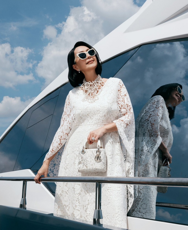 "Nữ hoàng ảnh lịch" còn sở hữu du thuyền hiện đại, tiện nghi không kém gì một khách sạn 5 sao.
