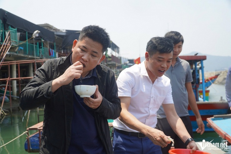 Du khách hứng thú khi ăn mực sống chưa qua chế biến.