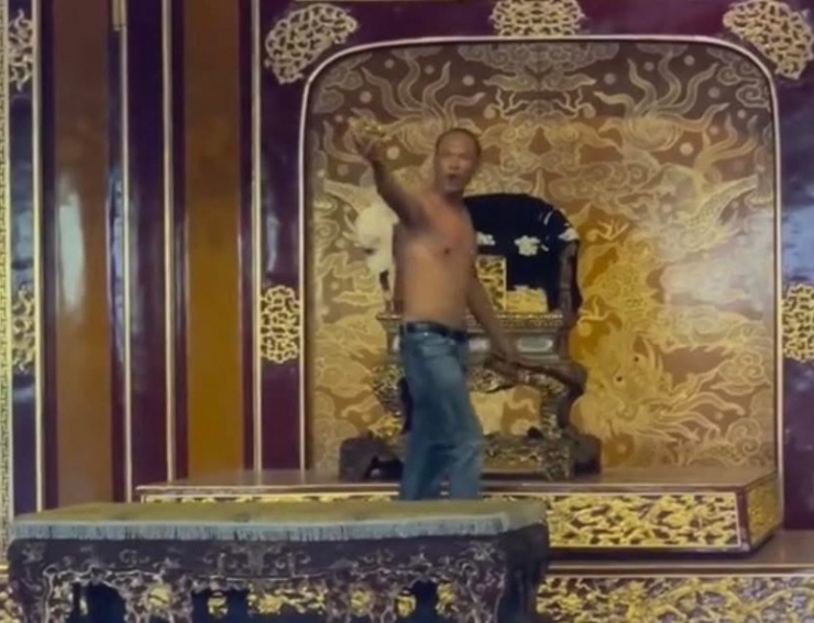 Đối tượng Hồ Văn Phương Tâm la hét, phá hoại ngai Vua triều Nguyễn.
