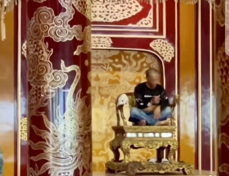 Bất chấp quy định, đối tượng Hồ Văn Phương Tâm đã ngồi lên ngai Vua triều Nguyễn được trưng bày tại Điện Thái Hòa - Đại Nội Huế.