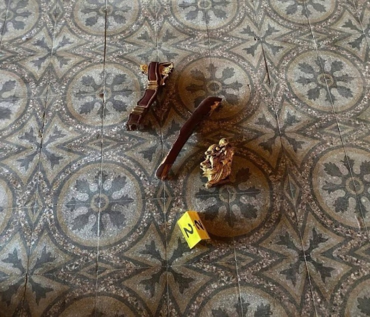 Đối tượng Tâm đã làm gãy phần tựa phía trước tay bên trái của ngai Vua triều Nguyễn.