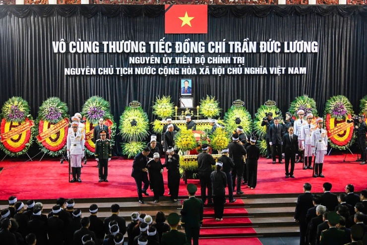 Linh cữu nguyên Chủ tịch nước Trần Đức Lương từ Nhà tang lễ quốc gia được di chuyển tới sân bay Nội Bài. Video: Huy Mạnh - Lộc Chung