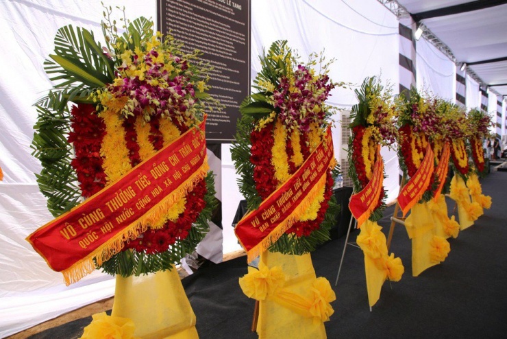 Vòng hoa bày tỏ niềm thương tiếc trước sự ra đi của nguyên Chủ tịch nước Trần Đức Lương. Ảnh: MINH TRƯỜNG