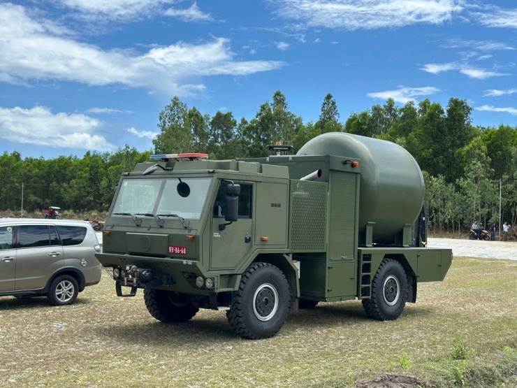 Nhiều xe đặc chủng của Bộ Quốc phòng được điều động làm nhiệm vụ tại khu vực diễn ra lễ tang.