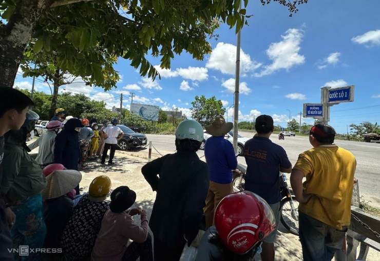 Người dân Quảng Ngãi đứng bên quốc lộ 1 chờ đoàn xe đưa linh cửu nguyên chủ tịch nước Trần Đức Lương. Ảnh: Anh Đôn