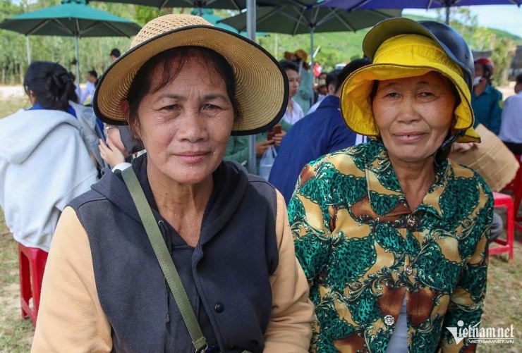 Đến đây từ lúc 12h, hai chị em bà Lê Thị Nguyên (SN 1968) và Trần Thị Điểu (SN 1963, trú thôn Phú Long, xã Phổ Khánh) cho biết: “Nghe tin bác Lương mất, bà con ở đây buồn lắm. Hôm nay, hai chị em tôi đã bỏ việc nhà để đến đây đợi đón bác về với quê hương”