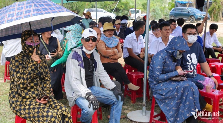 Người dân Quảng Ngãi chờ được đón linh cữu nguyên Chủ tịch nước Trần Đức Lương