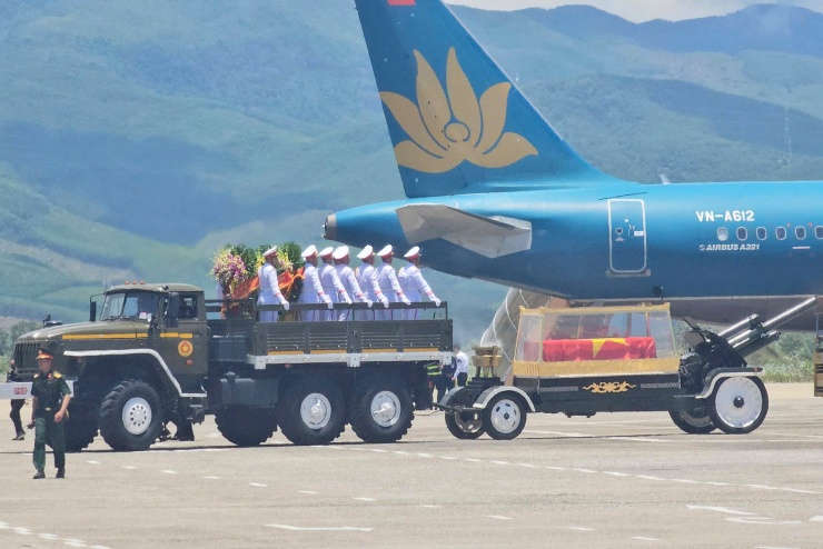 Máy bay chở linh cữu nguyên Chủ tịch nước Trần Đức Lương hạ cánh ở sân bay Chu Lai (Quảng Nam)