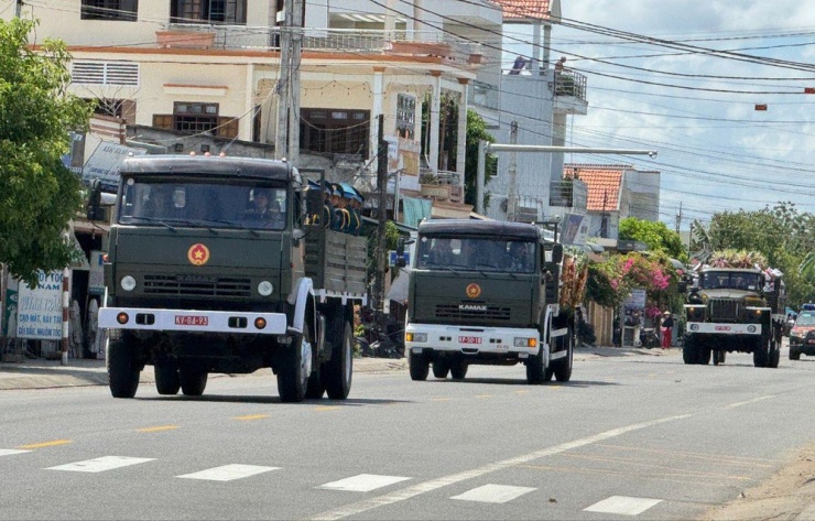 Khoảng 14 giờ chiều, linh xa chở linh cữu nguyên Chủ tịch nước Trần Đức Lương di chuyển qua địa phận huyện Tư Nghĩa, tỉnh Quảng Ngãi. Ảnh: NGUYỄN YÊN
