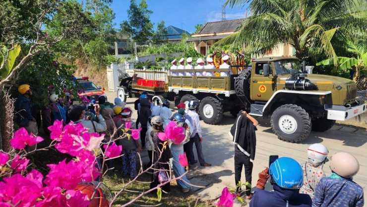 Trước khi an nghỉ tại nghĩa trang thôn Diên Trường, xã Phổ Khánh, thị xã Đức Phổ, tỉnh Quảng Ngãi, linh xa chở linh cữu nguyên Chủ tịch nước Trần Đức Lương dừng ở ngôi nhà ông từng ở. Ảnh: MINH TRƯỜNG