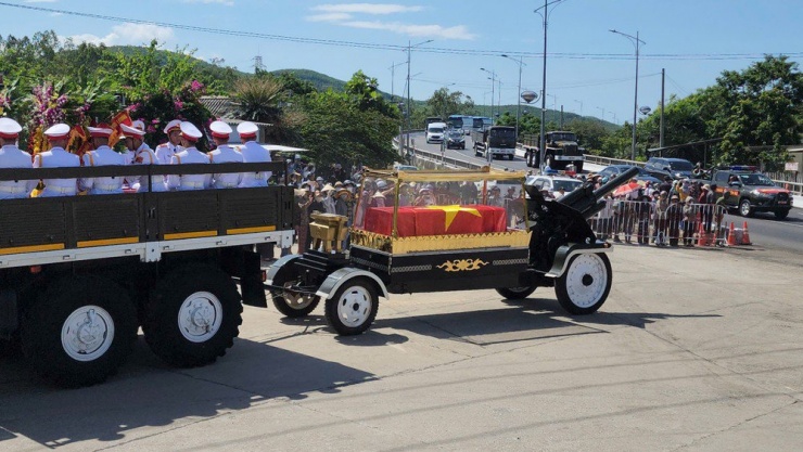 Đoàn xe rước linh cữu nguyên Chủ tịch nước Trần Đức Lương đã từ quốc lộ 1A đang rẽ vào khu vực núi Dông Bồ, thôn Diên Trường, xã Phổ Khánh, thị xã Đức Phổ, tỉnh Quảng Ngãi.