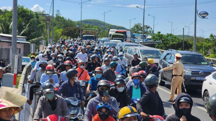 Dòng người dân đến đưa tiễn đưa nguyên Chủ tịch nước Trần Đức Lương về nơi an nghỉ cuối cùng ngày một đông. Ảnh: MINH TRƯỜNG