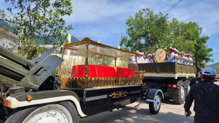 Đoàn xe đưa linh cữu nguyên Chủ tịch nước Trần Đức Lương về nghĩa trang quê nhà ở thôn Diên Trường, xã Phổ Khánh, thị xã Đức Phổ, tỉnh Quảng Ngãi.