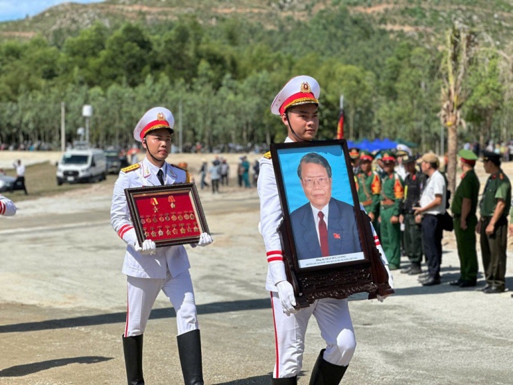 Di ảnh và các huân, huy chương, các phần thưởng cao quý của nguyên Chủ tịch nước Trần Đức Lương được chuyển vào khu vực an táng. Ảnh: NGUYỄN YÊN