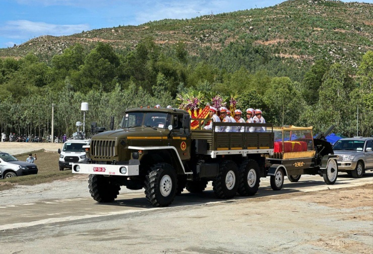 Xe chở linh cửu nguyên Chủ tịch nước Trần Đức Lương về tới nghĩa trang thôn Diên Trường, xã Phổ Khánh, thị xã Đức Phổ, tỉnh Quảng Ngãi. Ảnh: NGUYỄN YÊN