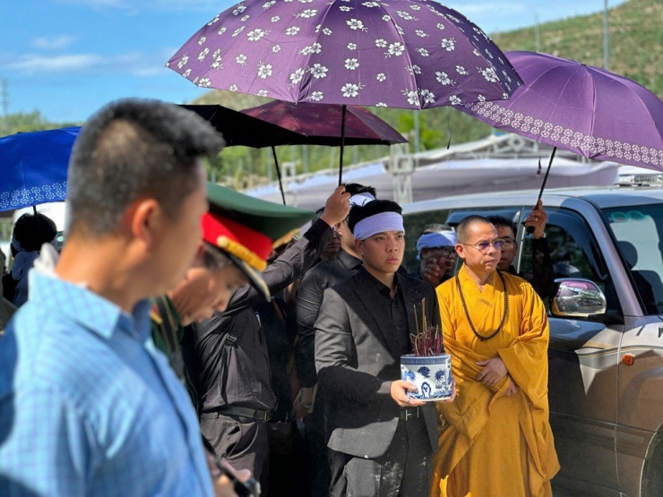 Thân nhân gia đình nguyên Chủ tịch nước Trần Đức Lương. Ảnh: NGUYỄN YÊN