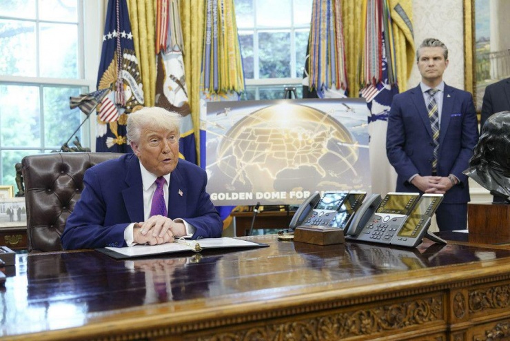Tổng thống Donald Trump, cùng với Bộ trưởng Quốc phòng Pete Hegseth, thông báo về dự án lá chắn phòng thủ tên lửa Golden Dome tại Phòng Bầu dục của Nhà Trắng ở Washington, vào ngày 20-5. Ảnh: CNP.