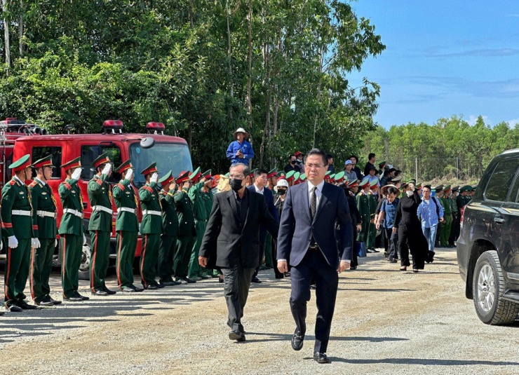 Chủ tịch UBND tỉnh Quảng Ngãi Nguyễn Hoàng Giang tiễn đưa nguyên Chủ tịch nước Trần Đức Lương về nơi an nghỉ cuối cùng. Ảnh: NGUYỄN YÊN